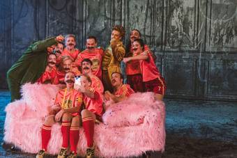 Der FC Wien der Volksoper aus dem Stück Aschebrödels Traum gratuliert dem Österreichischen National-Team zur WM Qualifikation!