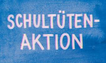 Grafik mit dem Wort ‚Schultüten-Aktion‘ in großen, leicht überlappenden rosa-gelben Buchstaben auf blauem strukturiertem Hintergrund