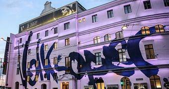 Seitliche Außenansicht der Volksoper mit dem blauen Schriftzug "Volksoper"