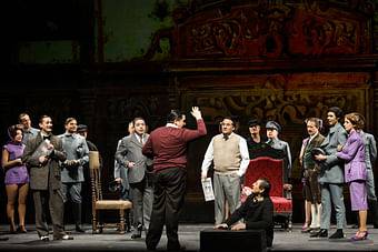 Lukas Watzl (Kurt Herbert Adler), Karl-Michael Ebner (Fritz Imhoff), Jakob Semotan (Kurt Hesky), Florian Carove (Hugo Wiener), Andreas Patton (Ossip Rosental), Nicolaus Hagg (Walter Schödel), Ben Connor (Viktor Flemming), Johanna Arrouas (Hulda Gerin) - © Barbara Pálffy/Volksoper Wien Lukas Watzl (Kurt Herbert Adler), Karl-Michael Ebner (Fritz Imhoff), Jakob Semotan (Kurt Hesky), Florian Carove (Hugo Wiener), Andreas Patton (Ossip Rosental), Nicolaus Hagg (Walter Schödel), Ben Connor (Viktor Flemming), Johanna Arrouas (Hulda Gerin)