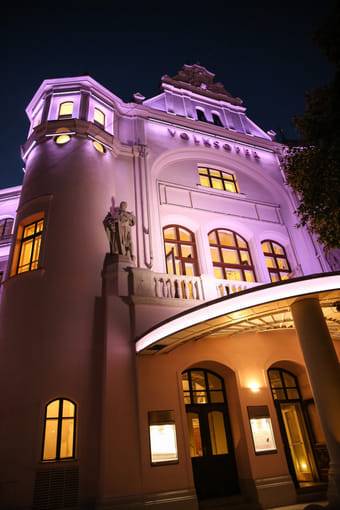 Volksoper Wien, außen bei Nacht