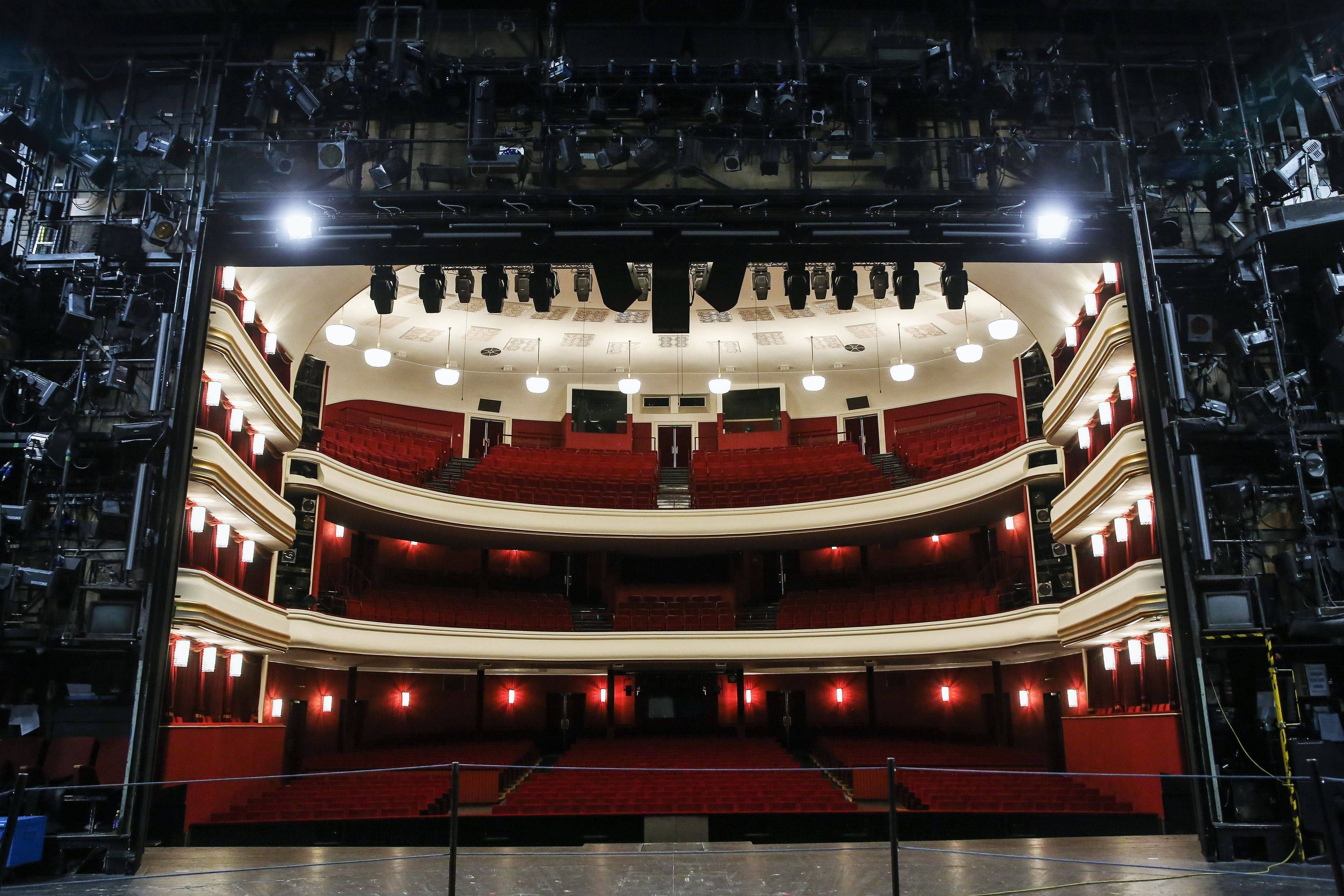 Volksoper Wien: Blick von Bühne in den Zuschauerraum
