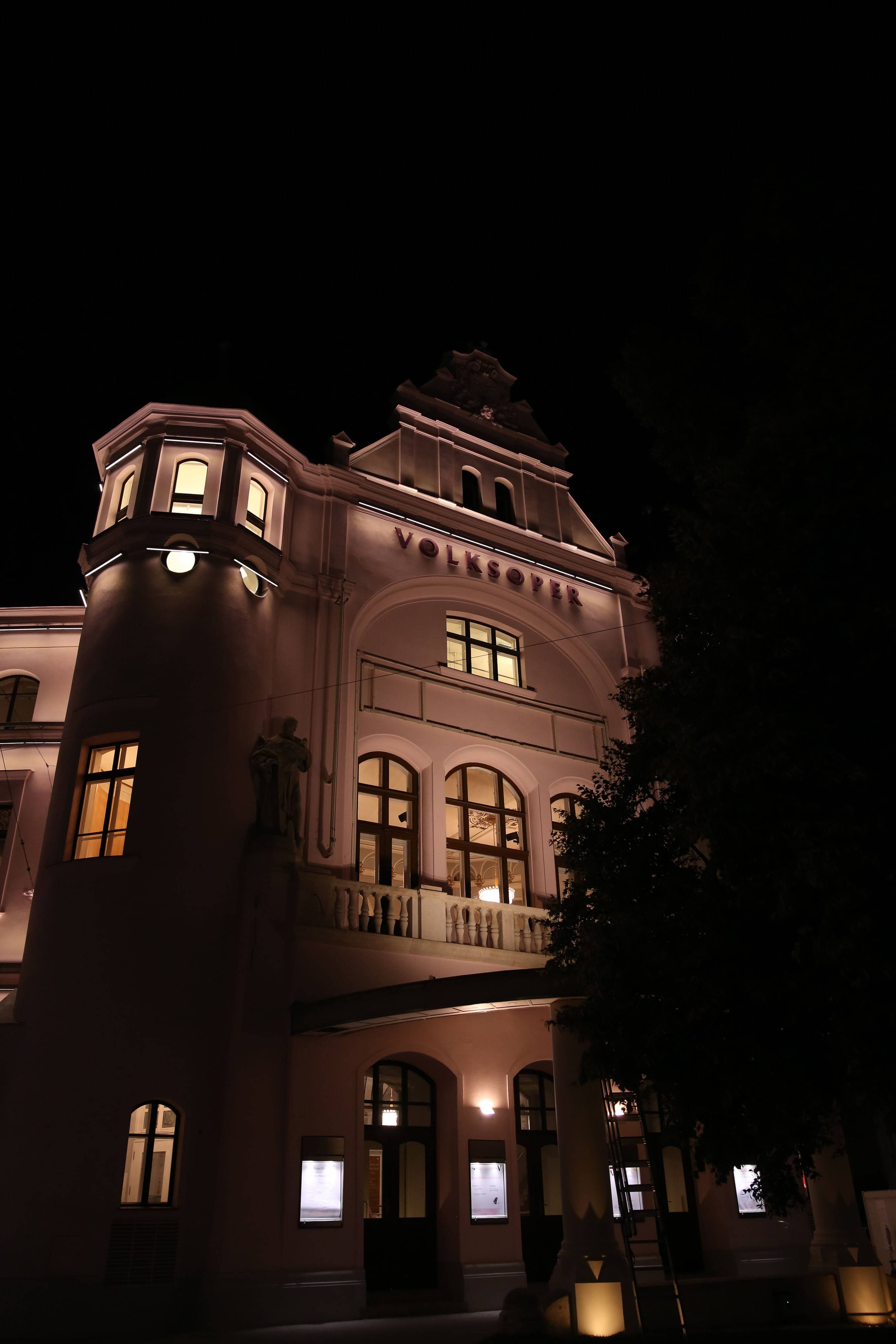 Volksoper mit neuer Fassade und energiesparender LED-Außenbeleuchtung