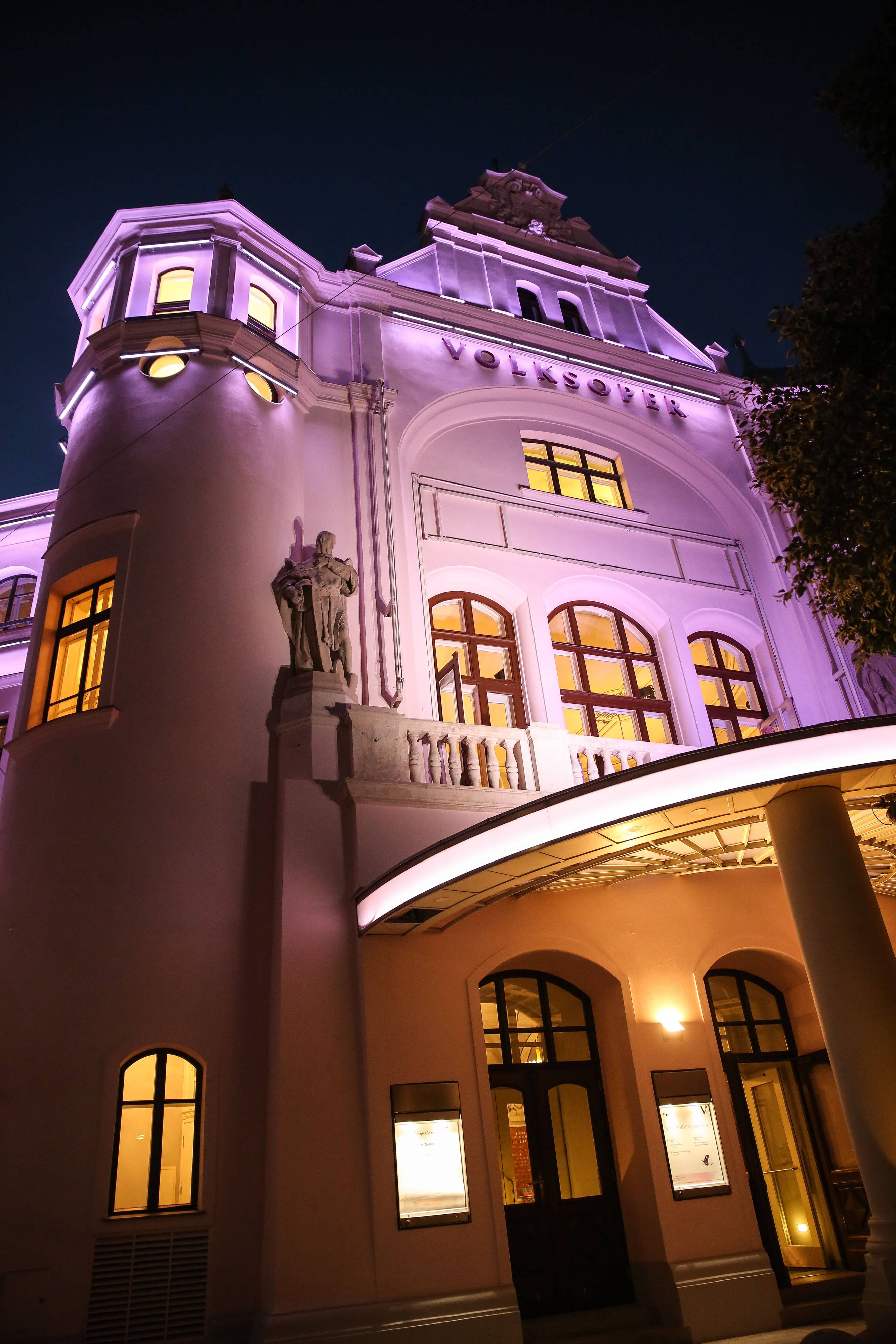 Volksoper mit neuer Fassade und energiesparender LED-Außenbeleuchtung - 