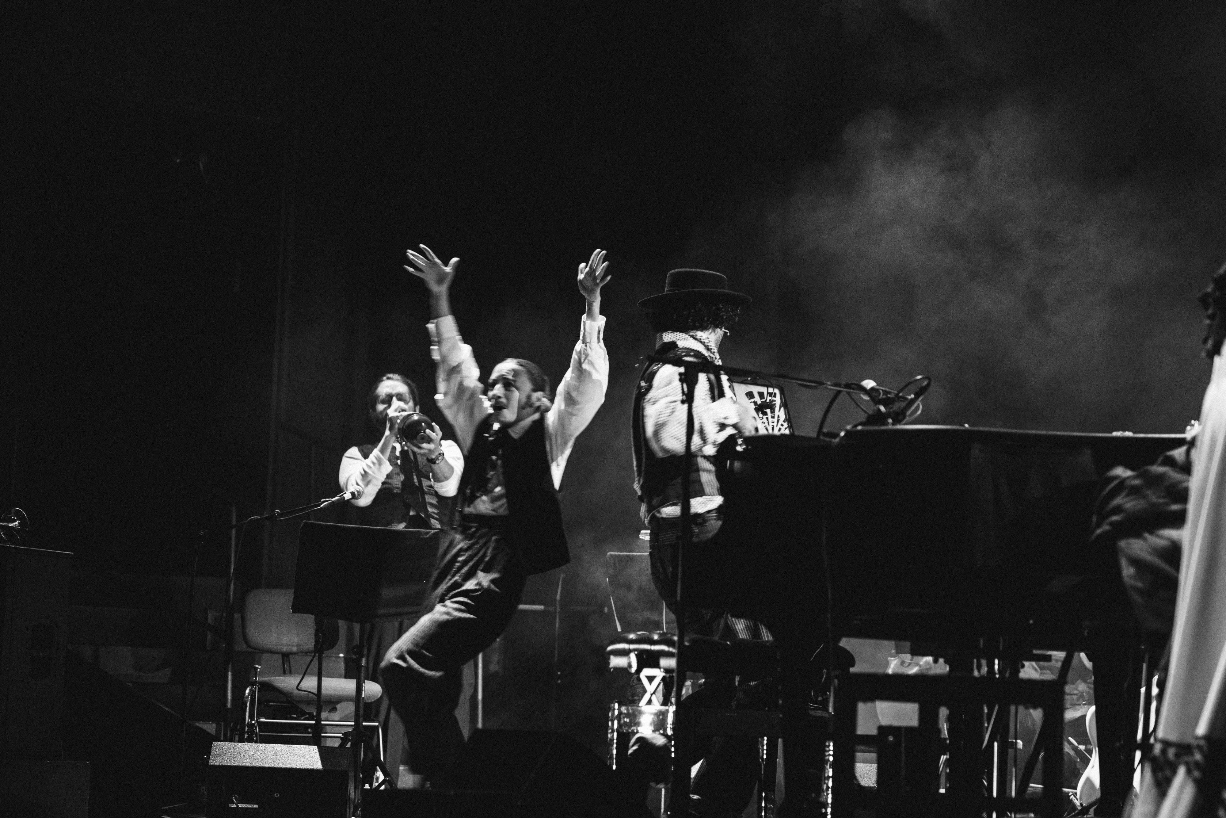 Dominik Fuss (Trompete), Julia Edtmeier (Dancaïro), Gabriel Cazes (Musikalische Leitung)