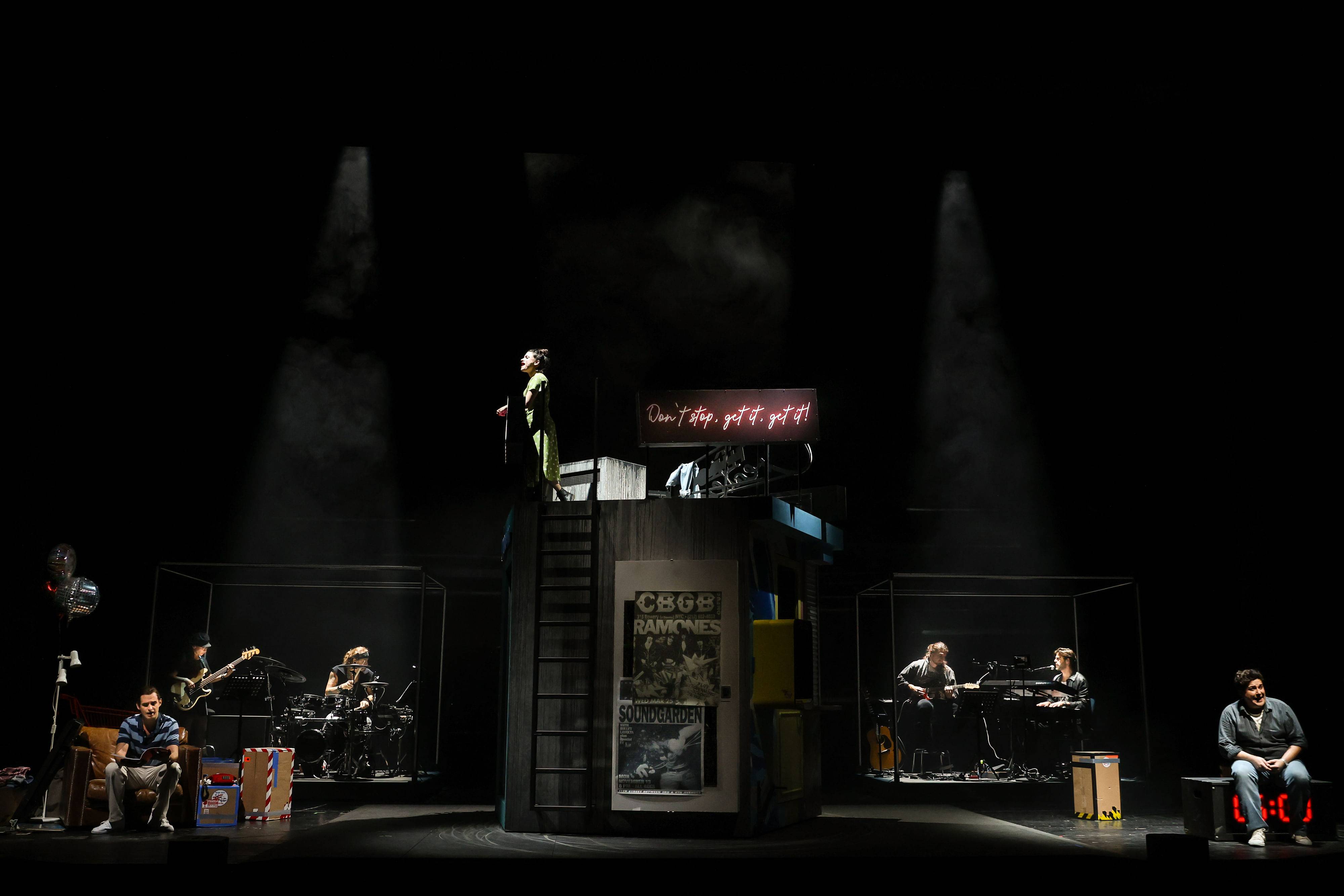 Oliver Liebl (Michael), Juliette Khalil (Susan), Jakob Semotan (Jon)
Marlene Lacherstorfer (Bass), Mario Stübler (Schlagzeug), Felix Reischl (Guitarre), Christian Frank (Jon) 