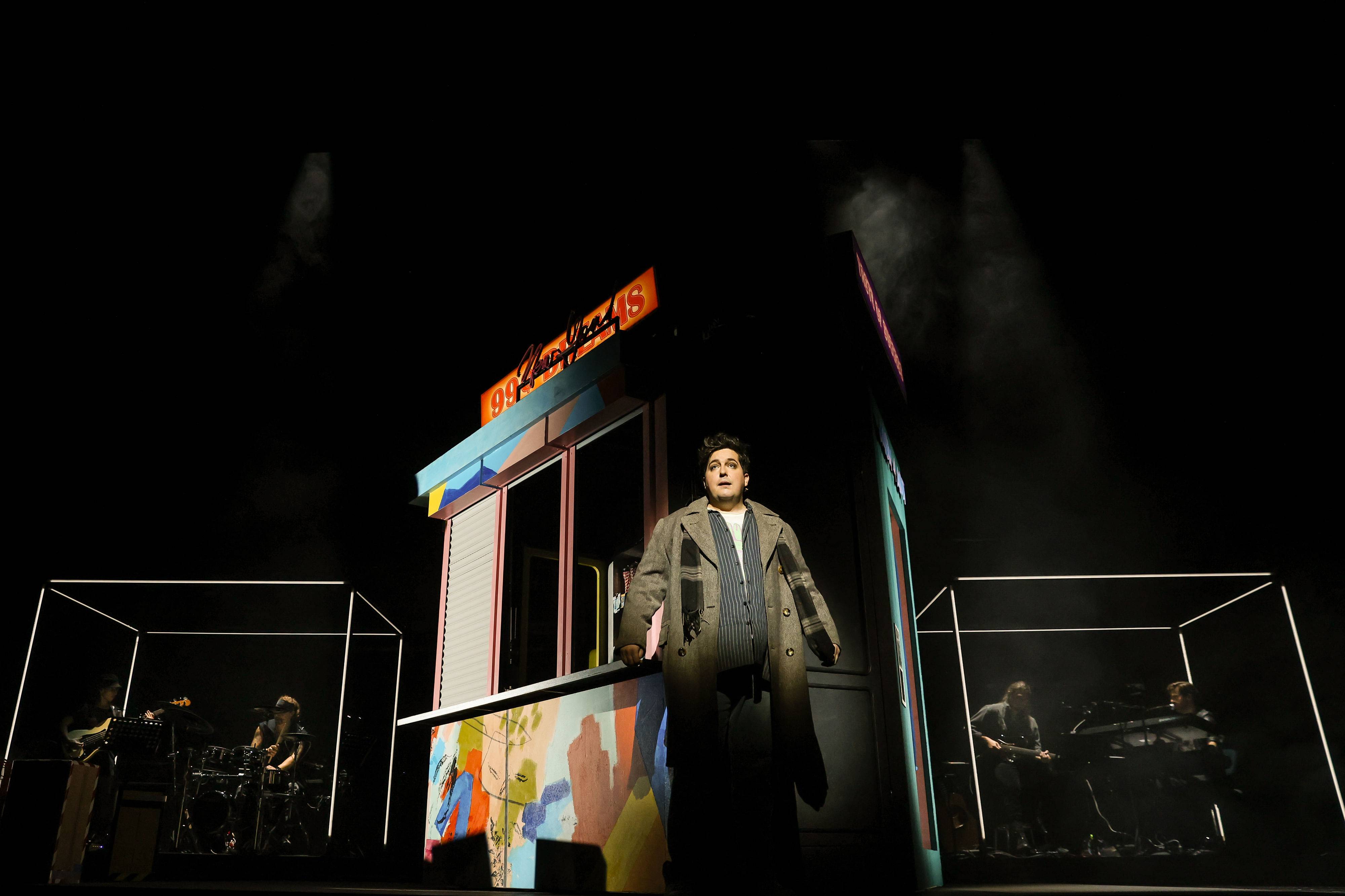 Marlene Lacherstorfer (Bass), Mario Stübler (Schlagzeug), Jakob Semotan (Jon), Felix Reischl (Gitarre), Christian Frank (Musikalische Leitung)