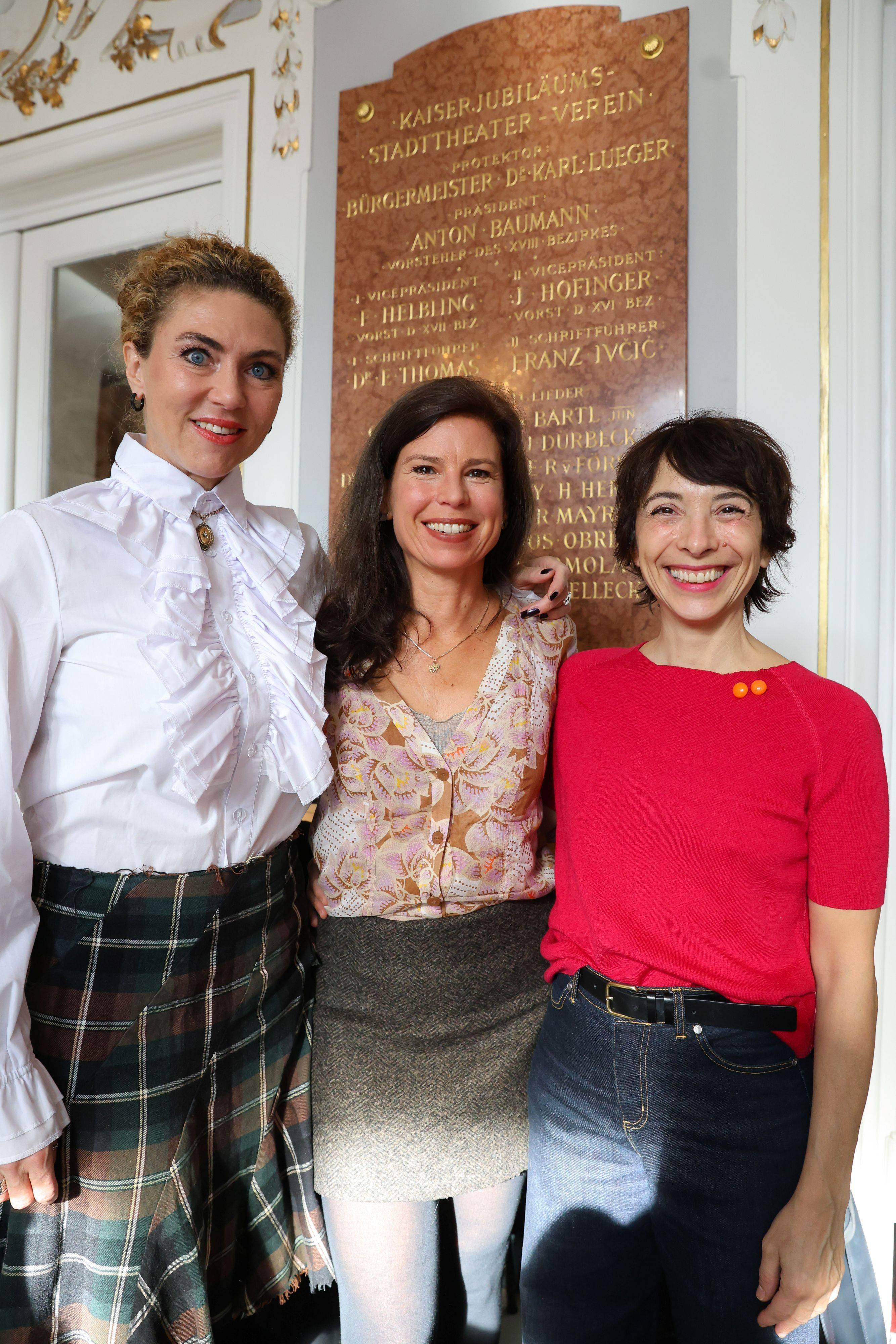 Annette Dasch (Ida Grünwald), Julia Koci (Schwester 1), Ruth Brauer-Kvam (Mutter/Mme Francine) beim Konzeptionsgespräch