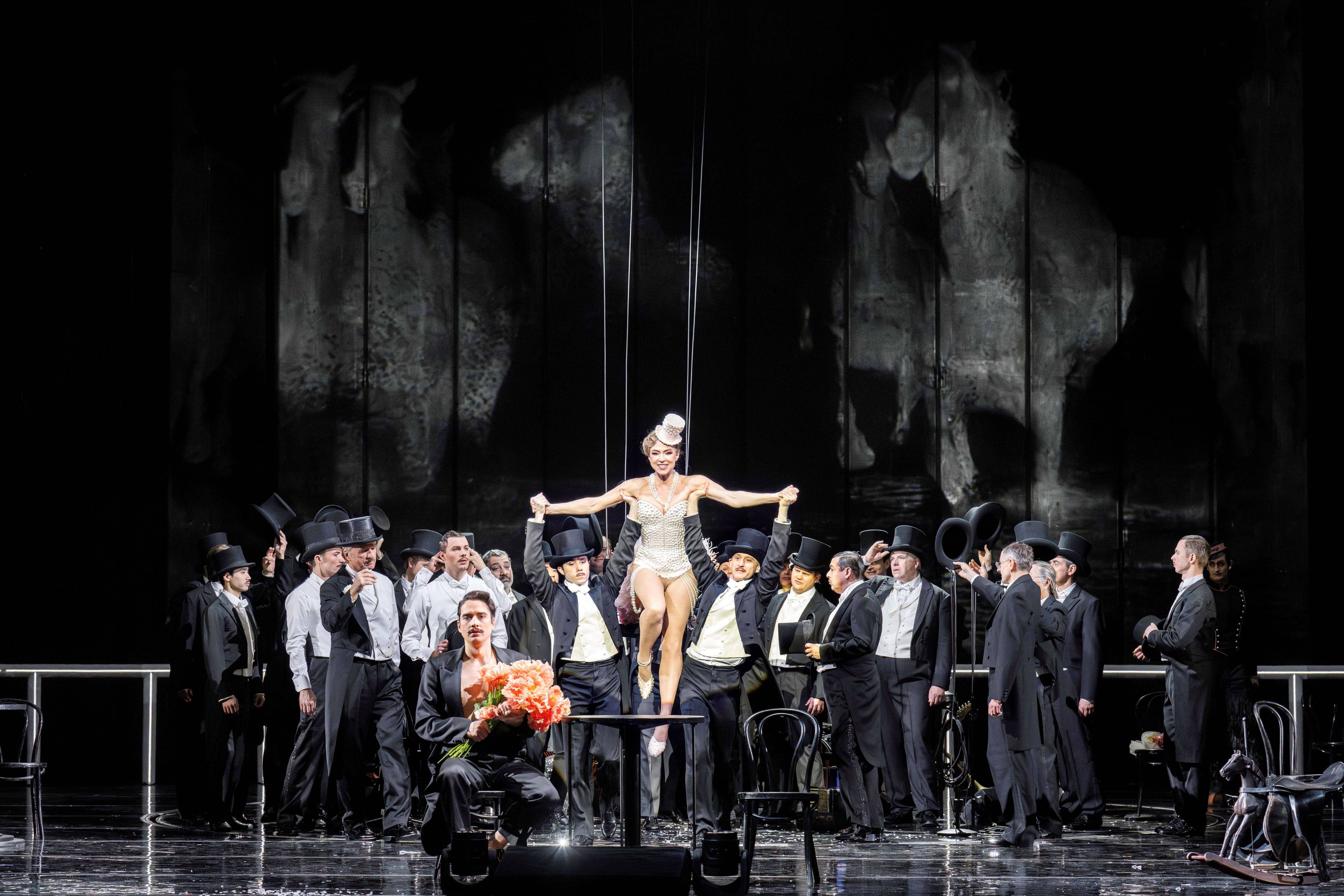 Annette Dasch (Sylva Varescu), Ensemble, Chor der Volksoper Wien