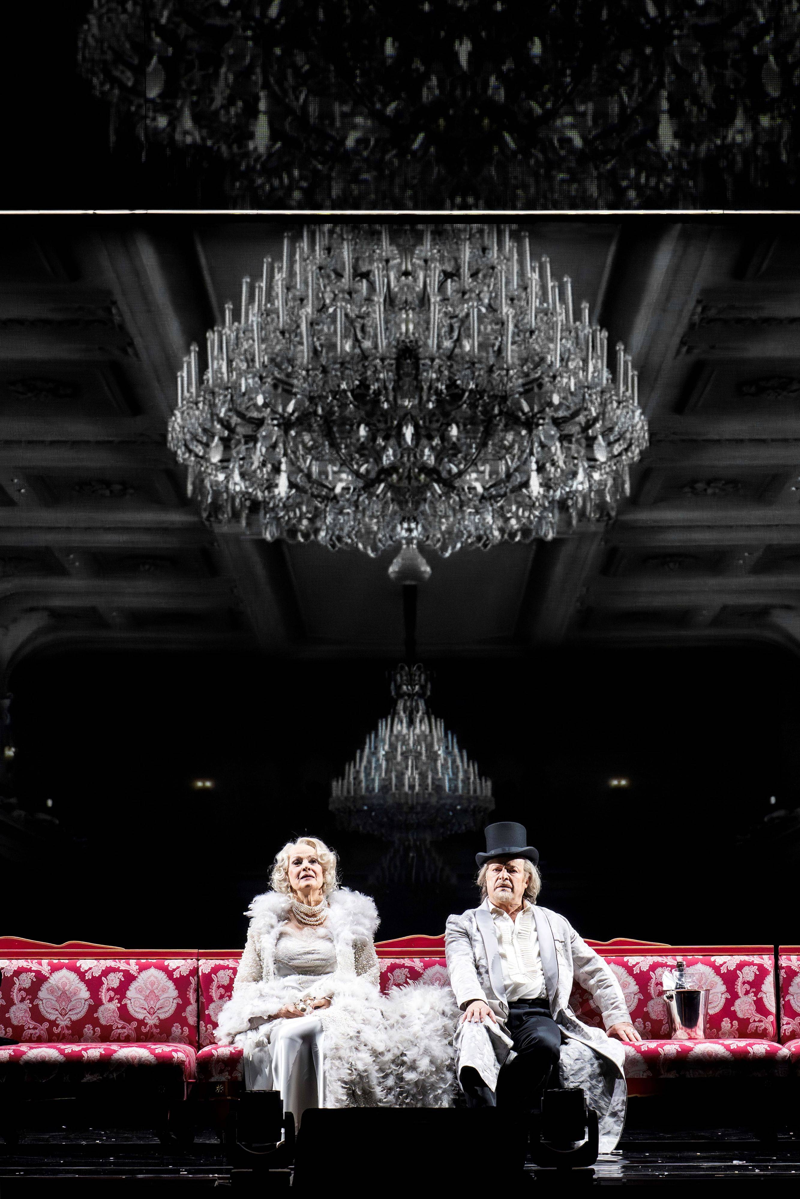 Regula Rosin (Anhilte, seine Frau), Roland Koch (Leopold Maria Fürst von und zu Lippert-Weylersheim)