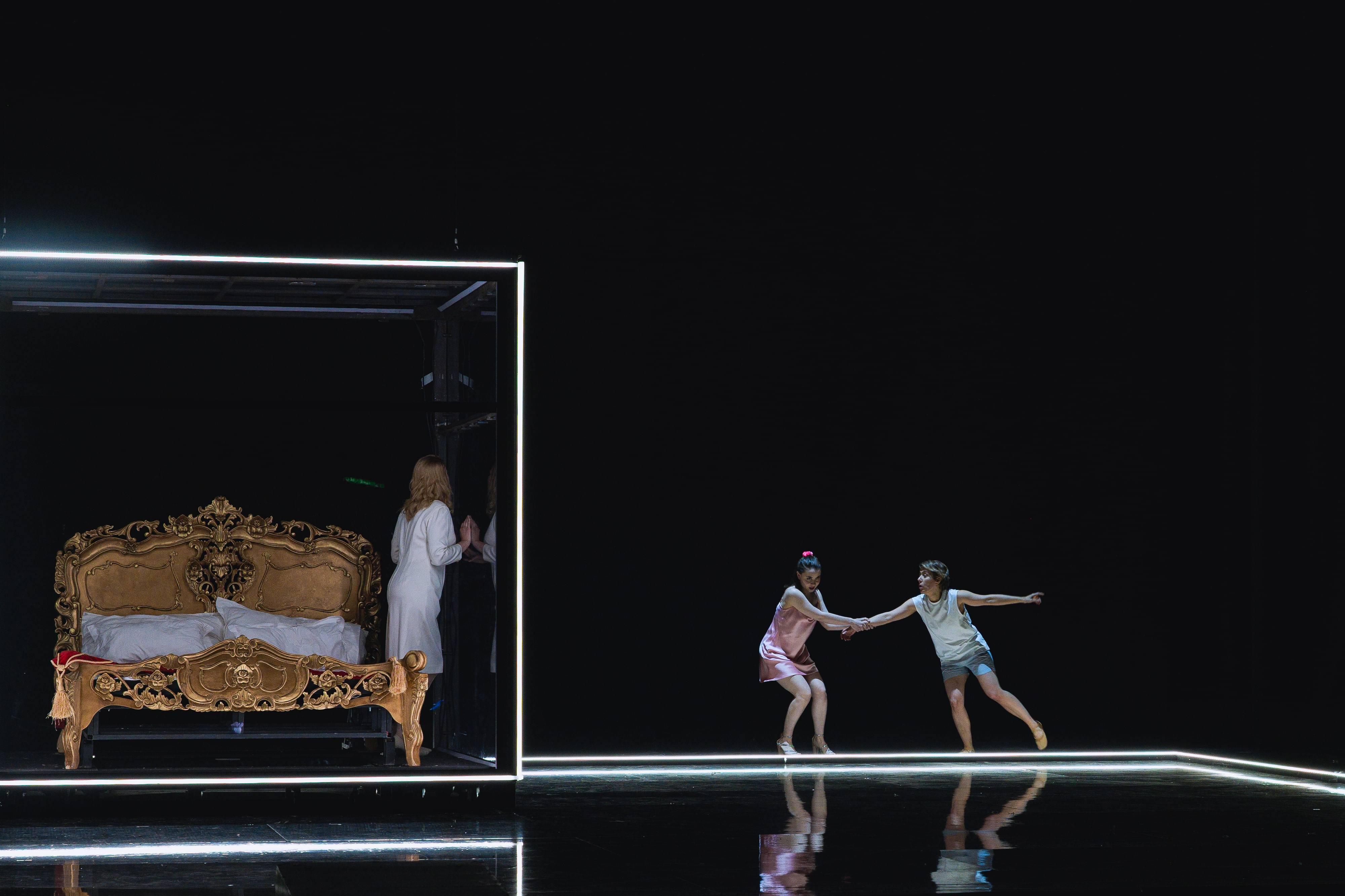 Matilda Sterby (La contessa d´Almaviva), Mira Alkhovik (Barbarina), Annelie Sophie Müller (Cherubino)