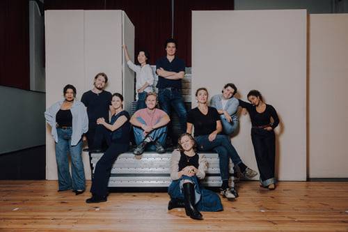 Gruppenfoto der Studio V-Mitglieder auf der Probebühne