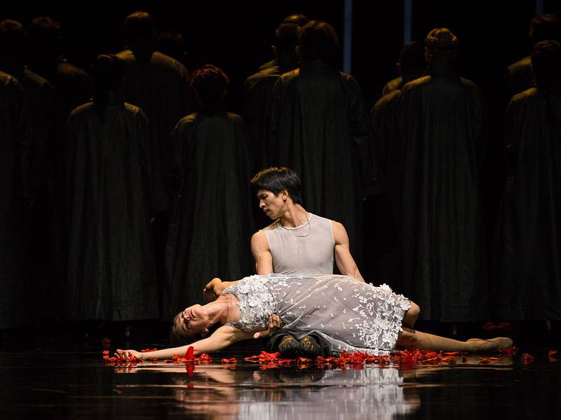 Maria Yakovleva (Juliette) & Masayu Kimoto (Roméo) © Wiener Staatsballett/Ashley Taylor, zum einmaligen Abdruck freigegeben.